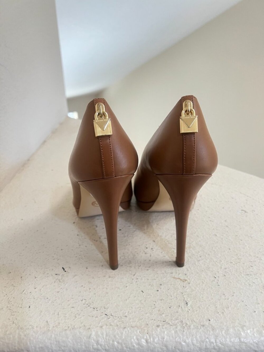 MICHAEL KORS ANTOINETTE PADLOCK MK LOGO ROUND TOE Brown Court Shoes PUMPS - Picture 5 of 8